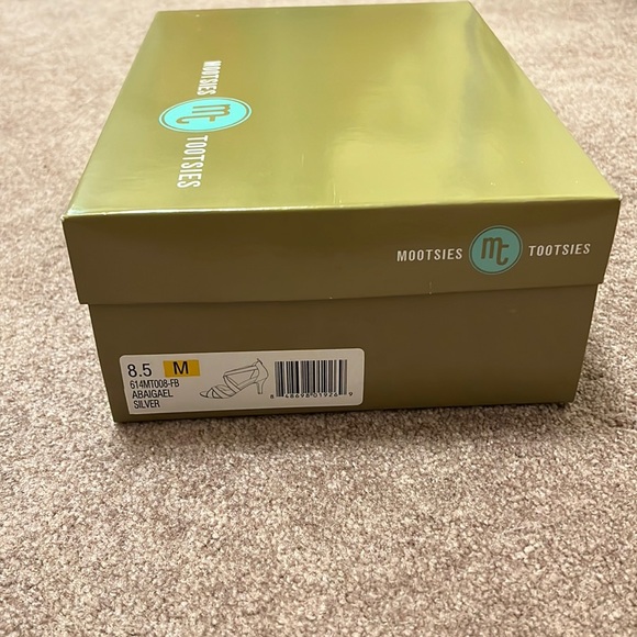 Mootsie Tootsies Silver Sandals with Heel, Size 8.5 - Picture 7 of 7